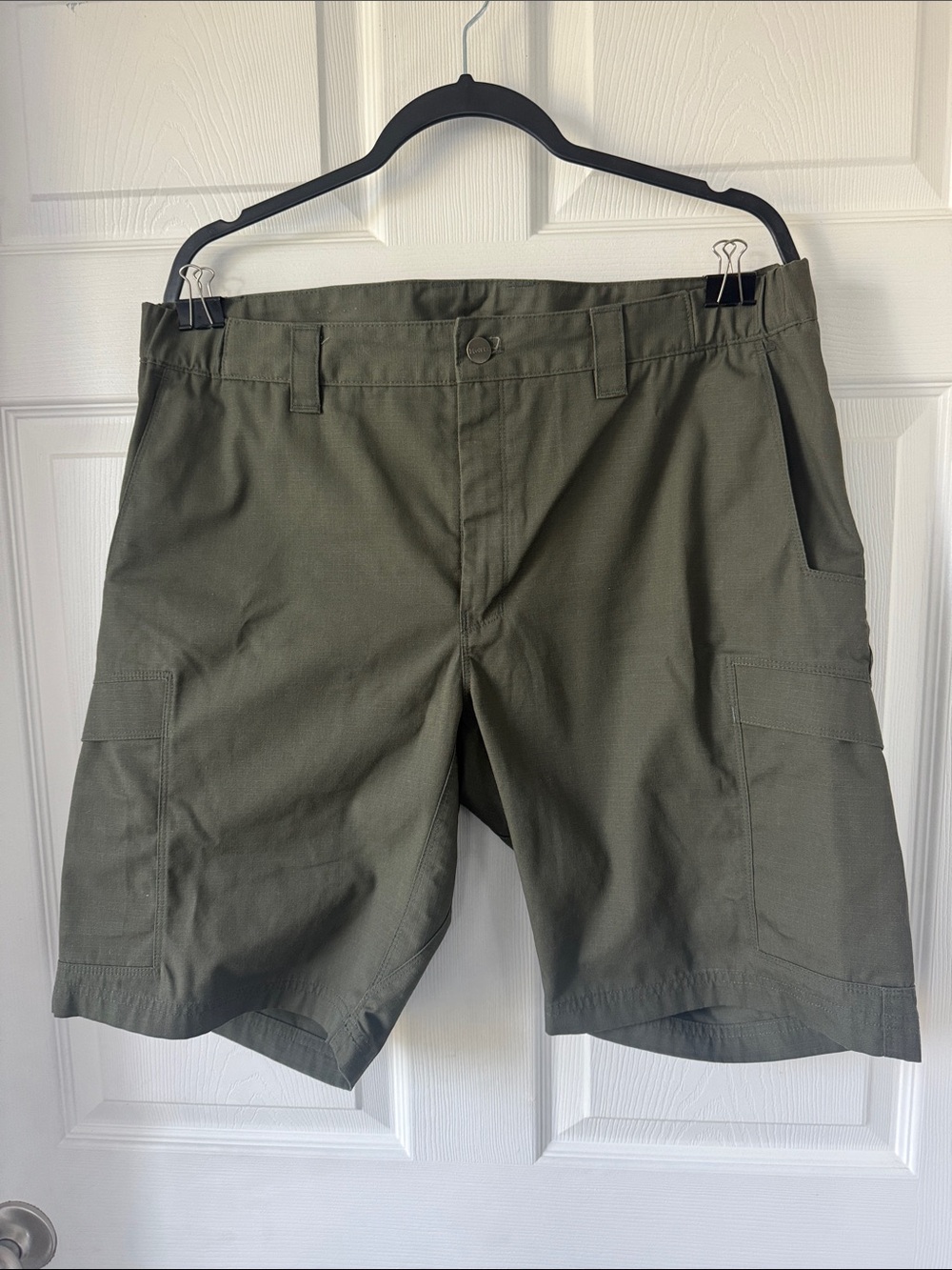 Men's Cargo Shorts in green with Practical Pockets